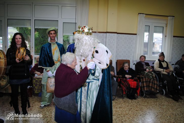 Cabalgata de Reyes
Visita al asilo (foto de mindonium.es)
