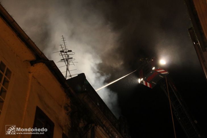 Incendio
Los bomberos apagan el fuego en una vivienda
