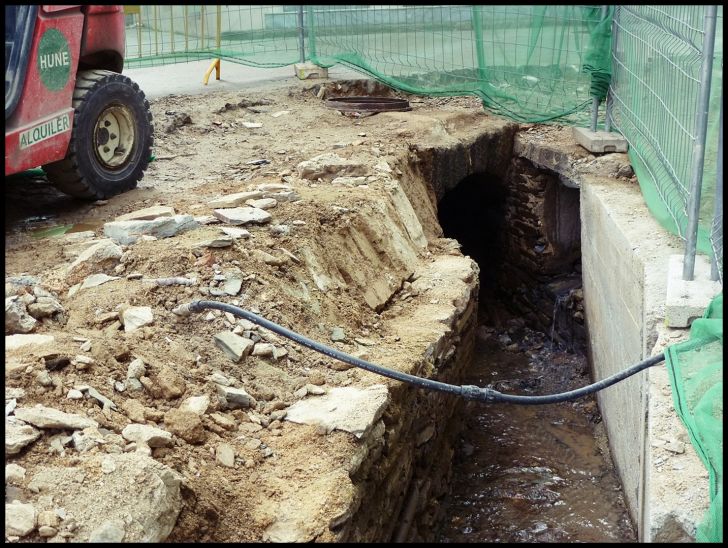 Obras: Fonte Vella
Arco de piedra por donde discurre el río de Sixto
Foto de Luisa Díaz
